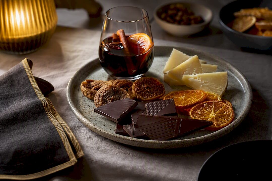 Zartbitterschokolade, kombiniert mit Wein, Obst und Käse
