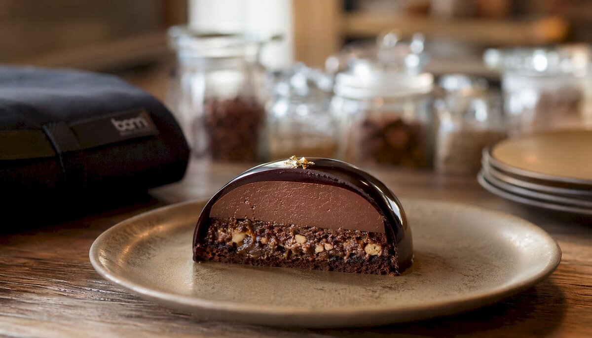Nahaufnahme eines mehrschichtigen Desserts mit Schokoladenhülle