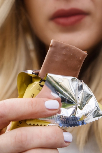 Proteinriegel mit Süßstoff, Banane und Erdnüssen