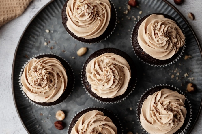 schokoladen-cupcakes mit buttercreme und gesalzenem karamell