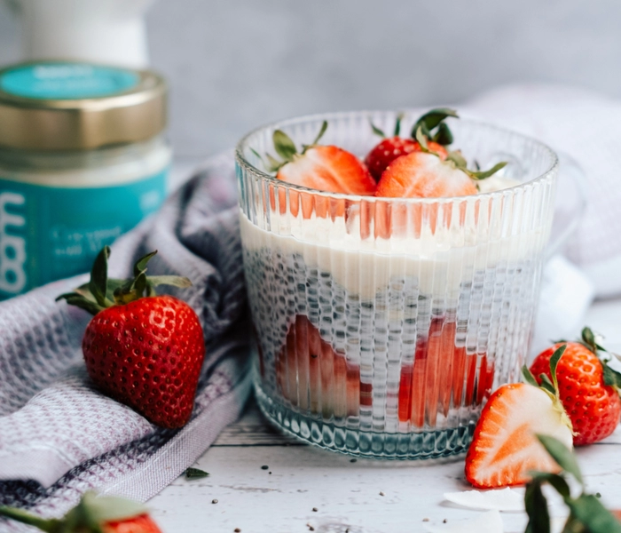 kokosnuss-chia-pudding mit erdbeeren