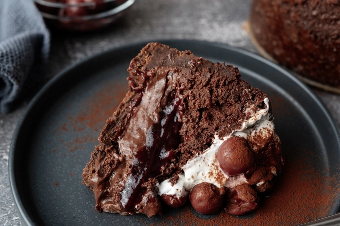 schwarzwalder kasetorte mit kirschmarmelade