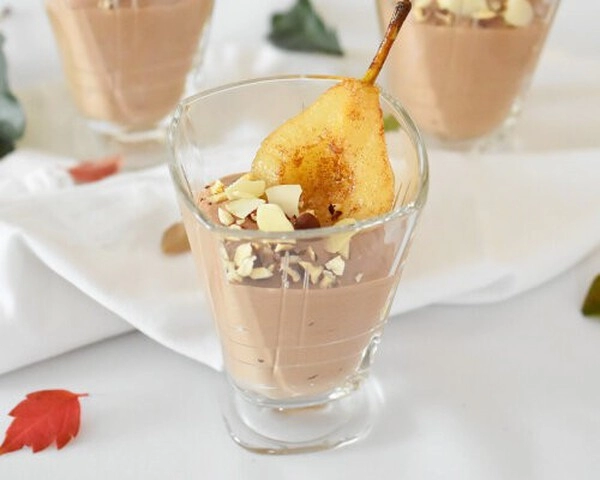 schokoladenmousse mit birne im glas