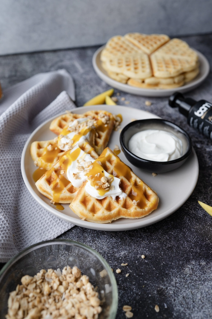 fluffige waffeln mit mango-belag
